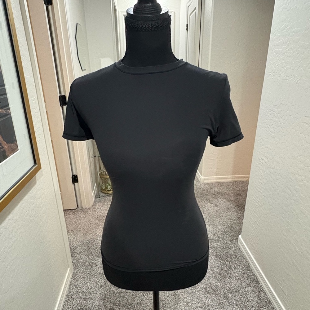 Skims fits everybody tshirt in onyx size small